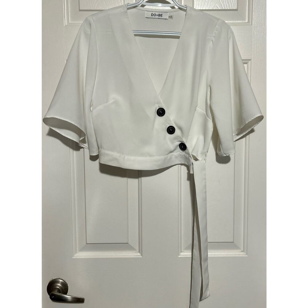 Do + Be Women's White Crop V-Neck Three Button Tie Up Blouse Size M